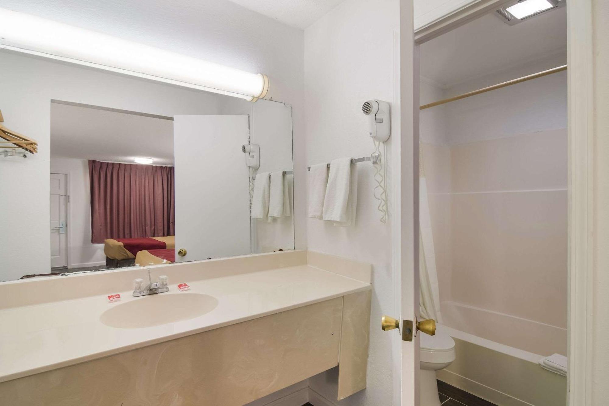 Econo North Damascus Hotel 2*